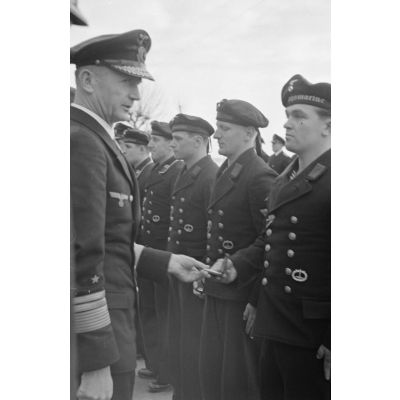 Devant l'hôtel Majestic de La Baule, l'amiral Karl Dönitz remet le ruban de la croix de fer aux marins du U-Boot U-96.