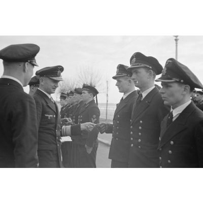 L'amiral Karl Dönitz remet des décorations aux officiers du sous-marin U-96 ou à des officiers ayant été à bord durant une mission.