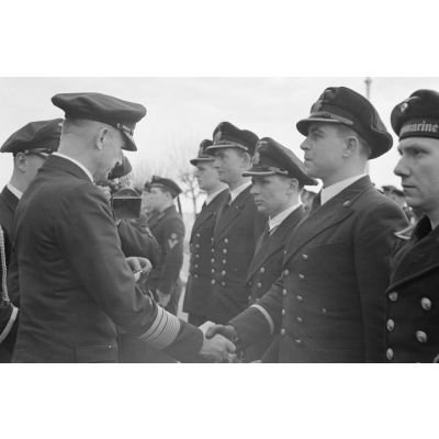 L'amiral Karl Dönitz remet la croix de fer au reporter Karl Lothar Buchheim pour sa mission en mer à bord du sous-marin U-96.