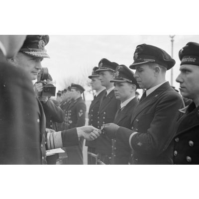 L'amiral Karl Dönitz remet la croix de fer au reporter Lothar-Günther Buchheim pour sa mission en mer à bord du sous-marin U-96.