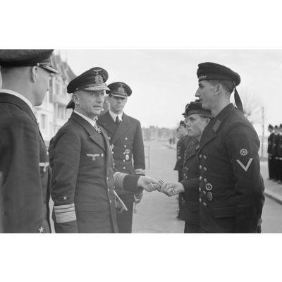 Devant l'hôtel Majestic de La Baule, l'amiral Karl Dönitz remet le ruban de la croix de fer aux marins du U-Boot U-96.