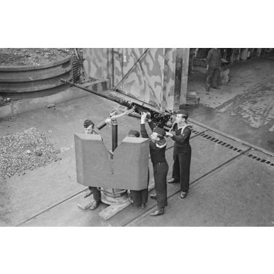 Présentation d'un nouveau bouclier protégeant les servants d'un canon de 2 cm pour les sous-marins allemands : U-Boot Flakgeschütz 2 cm.