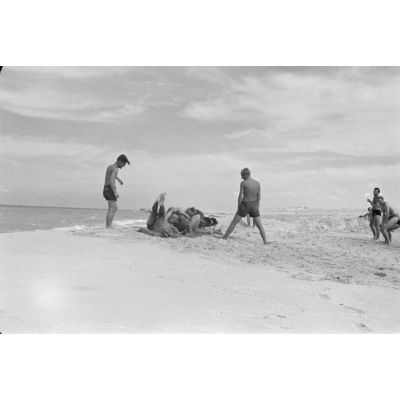 En Egypte, sous la direction d'un officier, des pilotes de Stuka pratiquent du sport sur la plage.
