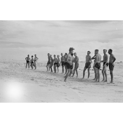 En Egypte, sous la direction d'un officier, des pilotes de Stuka pratiquent du sport sur la plage.