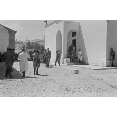 A Derna, la visite de Benito Mussolini dans un hôpital militaire italien.