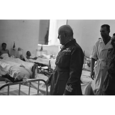A Derna, la visite de Benito Mussolini dans un hôpital militaire italien.