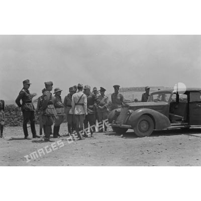 Le Duce quitte l'hôpital militaire de Derna pour aller inspecter un camp de prisonniers de guerre où 6 000 britanniques sont retenus.