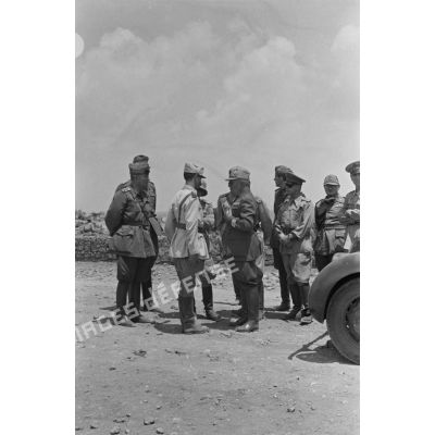 Rencontre avec l'officier commandant du camp de prisonniers de guerre où 6 000 britanniques sont retenus.