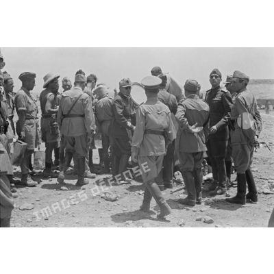 A Derna, le Duce et son état-major inspectent le camp de prisonniers britannique.