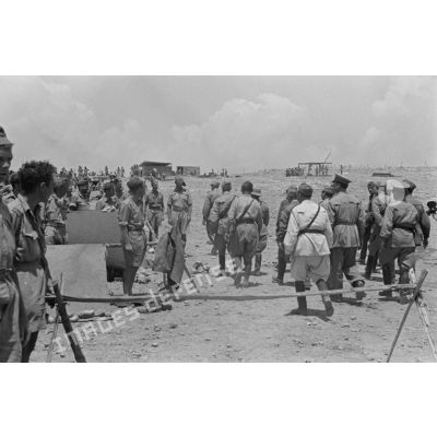 A Derna, le Duce et son état-major inspectent le camp de prisonniers britannique.