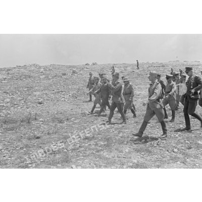 Lors de la visite du camp de prisonniers britannique de Derna, le Duce est accompagné des maréchaux Bastico et Cavallero ainsi que du général allemand Enno von Rintelen, attaché militaire allemand à Rome.