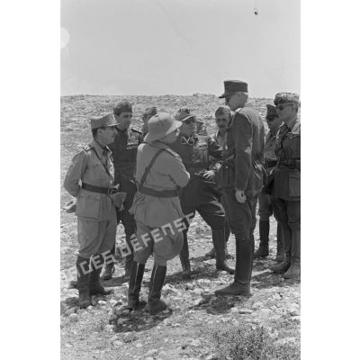 Lors de la visite du camp de prisonniers britannique de Derna, le Duce est accompagné des maréchaux Bastico et Cavallero ainsi que du général allemand Enno von Rintelen, attaché militaire allemand à Rome.