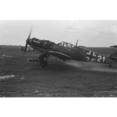 Réglage du moteur d'un avion de chasse Messerschmitt Bf 109 F  codé 21 appartenant au Jagdfliegerschule 5.
