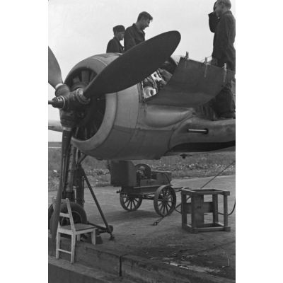 Réglage des armes de bord d'un chasseur Focke-Wulf Fw-190 codé 6 appartenant au Jagdfliegerschule 5.