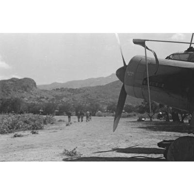 Sur le terrain de Kastelli (Crète), le moteur gauche d'un bombardier Junkers Ju-88 du Aufklärungs.Gruppe 123 servant de remorqueur à des planeurs.
