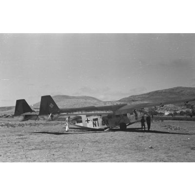 Sur le terrain de Kastelli (Crète), le planeur Gotha Go-242 codé NI+GX sur le point d'être remorqué.