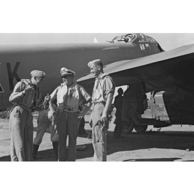 L'équipage du Junkers Ju-88 codé 4U+KK peu avant une mission de remorquage d'un planeur depuis le terrain de Kastelli (Crète).