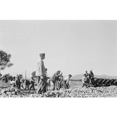 Sur le terrain d'aviation de Kastelli, en Crète, des ouvriers crétois travaillent à l'agrandissement de l'aérodrome.