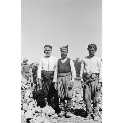 Sur le terrain d'aviation de Kastelli, en Crète, portraits d'ouvriers crétois qui travaillent à l'agrandissement de l'aérodrome.