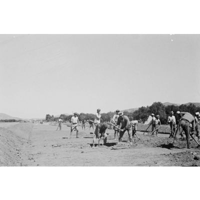 Sur le terrain d'aviation de Kastelli, en Crète, des ouvriers crétois travaillent à l'agrandissement de l'aérodrome.