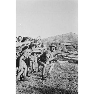 En Crète, un moment de détente pour le personnel navigant d'une escadrille de reconnaissance allemande (Fernaufklärungsgruppe 123).
