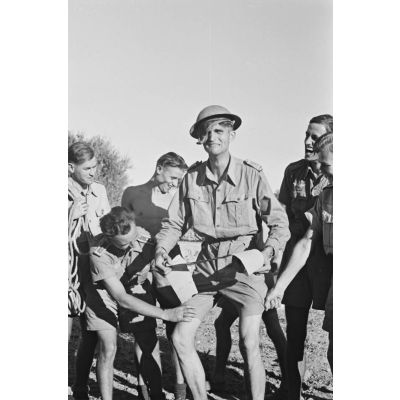 En Crète, un moment de détente pour le personnel navigant d'une escadrille de reconnaissance allemande (Fernaufklärungsgruppe 123).