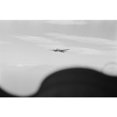 A bord d'un Junkers Ju-88 du Aufklärungsgruppe 123, le survol des montagnes crétoises peu après le départ en mission de reconnaissance.