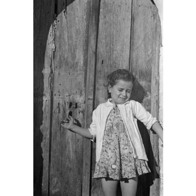 Une fillette du village de Karusano (Kastelli, Crète).