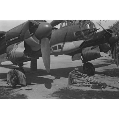 Un bombardier Junkers Ju-88 du Aufklärungsgruppe 123 endommagé lors d'une mission de reconnaissance au-dessus de la méditerrannée.