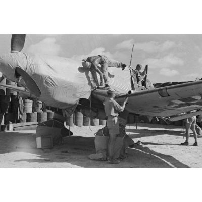 Approvisionnement de la mitrailleuse MG-81 qui équipe un Junkers Ju-87 du Sturzkampfgechwader 3.