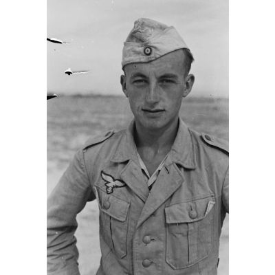 En Egypte, à 100 kilomètres du front d'El Alamein, le portrait d'un membre de la Luftwaffe Kriegsbericher Kompanie 7.