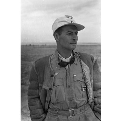 En Egypte, à 100 kilomètres du front d'El Alamein, l'adjudant (Feldwebel) Hans Gross récemment décoré de la croix de fer de 1re classe (Eiserne Kreuz 1.Klasse).