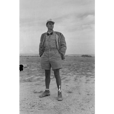 En Egypte, à 100 kilomètres du front d'El Alamein, l'adjudant (Feldwebel) Hans Gross récemment décoré de la croix de fer de 1re classe (Eiserne Kreuz 1.Klasse).