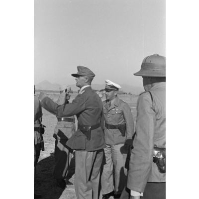 A son arrivée sur le terrain d'aviation d'Héraklion, le général Alexander Löhr est accueilli par le Generalmajor Heinrich Lechner, commandant du 2. Festungs-Brigade Kreta.