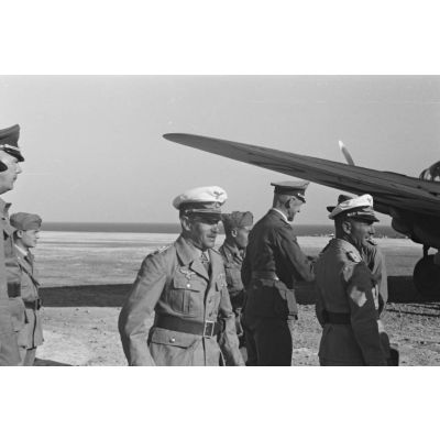 Arrivée du général Alexander Löhr sur le terrain d'aviation d'Héraklion.