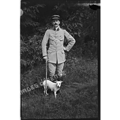 [Portrait en pied d'un militaire avec un chien, 1914-1918.]