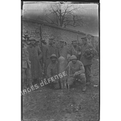 [Portrait de groupe de militaires français et de prisonniers allemands devant un obus, 1914-1918.]