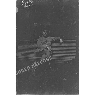 [Portrait d'un militaire assis sur un banc, 1914-1918.]