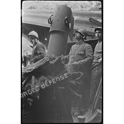 [Trois militaires de l'armée française devant une pièce d'artillerie, 1914-1918.]