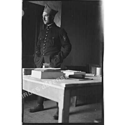 [Portrait en pied d'un militaire du 25e régiment d'infanterie, 1914-1918.]
