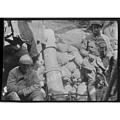 [Soldats de part et d'autre d'une pièce d'artillerie, 1914-1918.]
