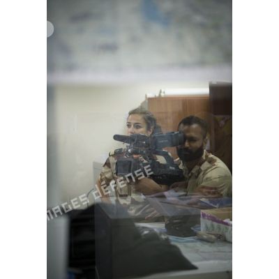 Portrait d'une équipe de tournage de l'Etablissement de communication et de production audiovisuelle de la Défense (ECPAD) au travail sur la base aérienne d'Al Dhafra (BA 104), aux Emirats arabes unis.
