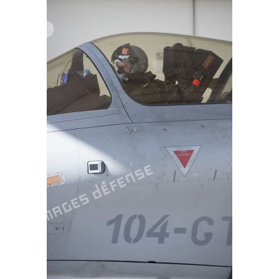 Un pilote se prépare à partir en mission à bord d'un avion Rafale depuis la base aérienne d'Al Dhafra (BA 104), aux Emirats arabes unis.