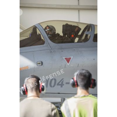 Un pilote se prépare à partir en mission à bord d'un avion Rafale depuis la base aérienne d'Al Dhafra (BA 104), aux Emirats arabes unis.
