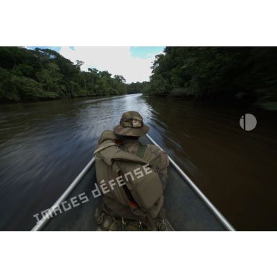 Un stagiaire patrouille à bord d'une pirogue sur le fleuve Approuague à Régina, en Guyane française.