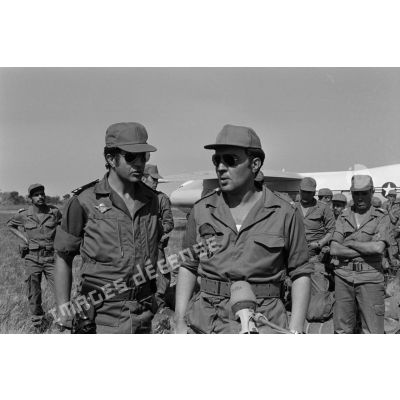 Portrait du lieutenant Houttil de la gendarmerie royale marocaine (à gauche) et du commandant Bentahar Mohamedi de l'infanterie royale marocaine à l'aéroport de Lubumbashi. <br>[Description en cours]