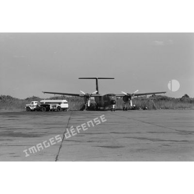 Avion de transport zaïrois DHC-5 Buffalo d'origine américaine, vu de face sur l'aéroport de Lubumbashi. <br>[Description en cours]