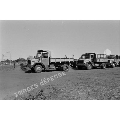 Camions civils de la société Gecamines réquisitionnés par l'armée, aux abords du cantonnement de la 2e compagnie du 2e régiment étranger parachutiste (2e REP) à Lubumbashi. <br>[Description en cours]
