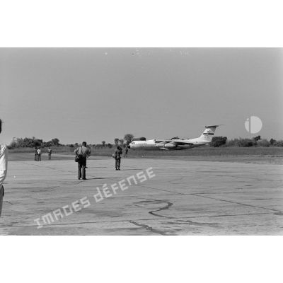 Arrivée de l'avion de transport américain Starlifter C141 amenant le détachement marocain, sur l'aéroport de Lubumbashi. <br>[Description en cours]
