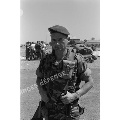Portrait d'un légionnaire du 2e régiment étranger parachutiste (2e REP), chargé de la garde de l'aéroport de Lubumbashi. <br>[Description en cours]